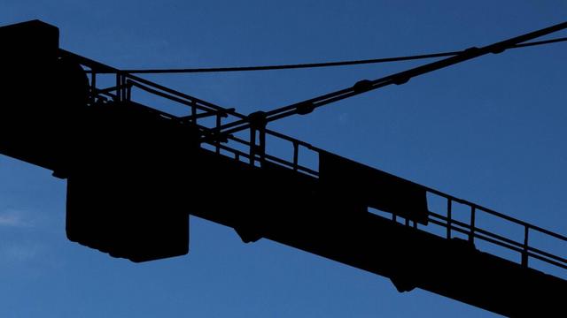 Zwei Arbeiter im Gegenlicht