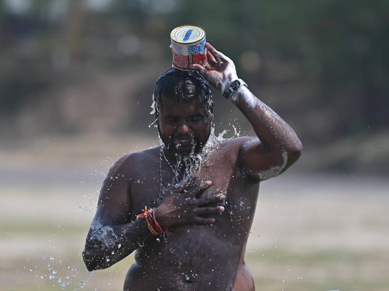 Ein Mann in Indien überschüttet sich mit Wasser Ein Mann in Indien überschüttet sich mit Wasser