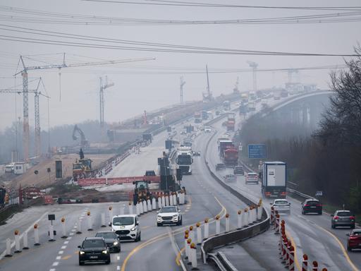 Blick auf die Baustelle (l) der neuen Rader Hochbrücke der Bundesautobahn 7 (A7) über den Nord-Ostsee-Kanal bei Rendsburg.