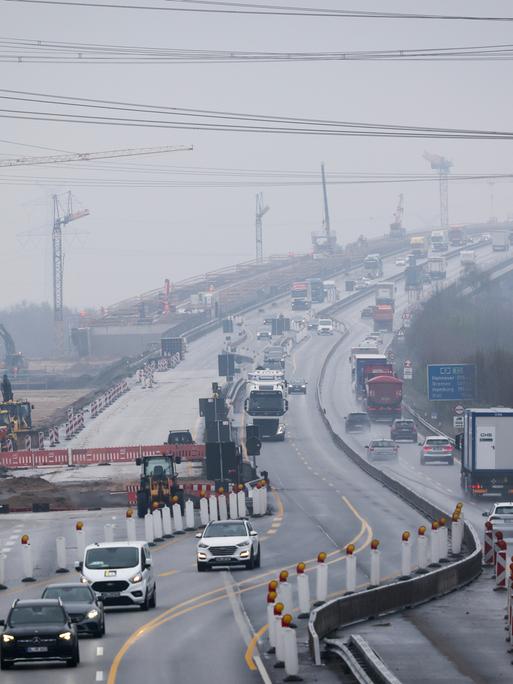 Blick auf die Baustelle (l) der neuen Rader Hochbrücke der Bundesautobahn 7 (A7) über den Nord-Ostsee-Kanal bei Rendsburg.