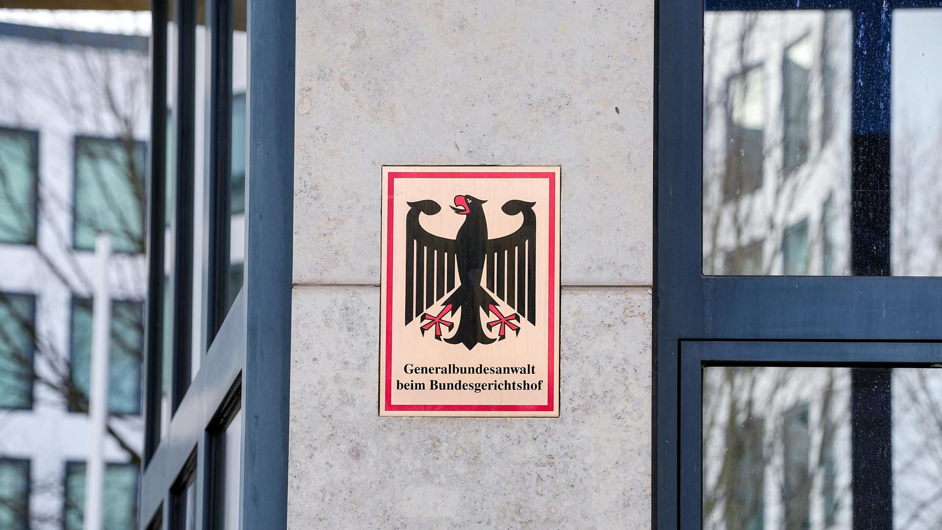Goldfarbenes Schild an der Zufahrt mit dem Bundesadler und der Aufschrift "Generalbundesanwalt beim Bundesgerichtshof" Goldfarbenes Schild an der Zufahrt mit dem Bundesadler und der Aufschrift "Generalbundesanwalt beim Bundesgerichtshof"