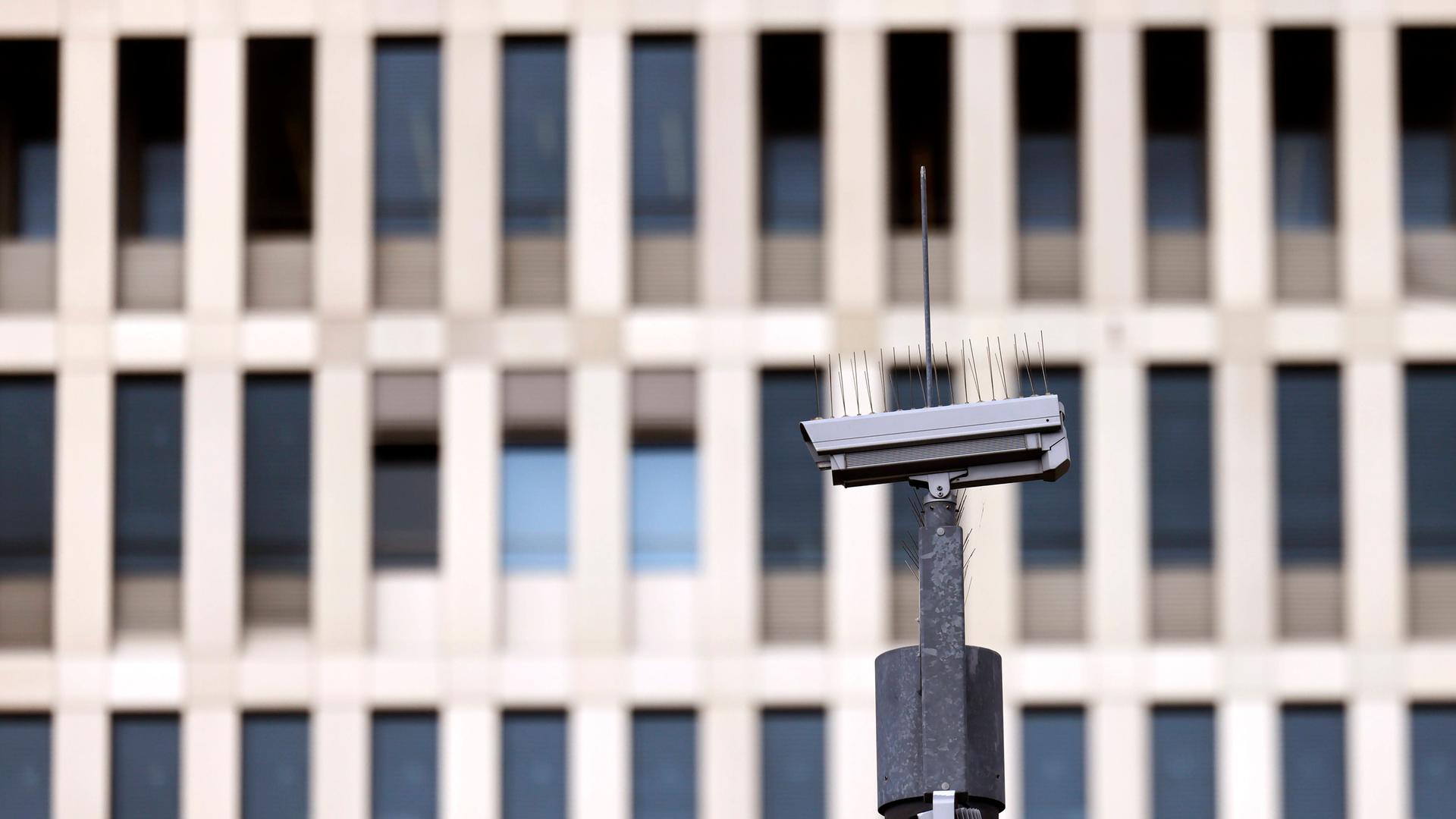Kamera vor der dem Hauptsitz des Bundesnachrichtendienst (BND) in Berlin (18.07.2025)