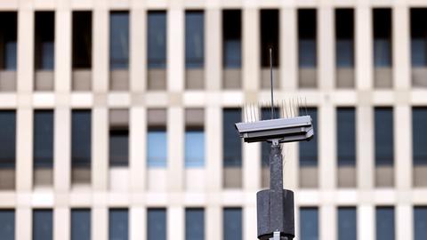Eine Kamera vor dem Hauptsitz des Bundesnachrichtendienstes (BND) in Berlin 