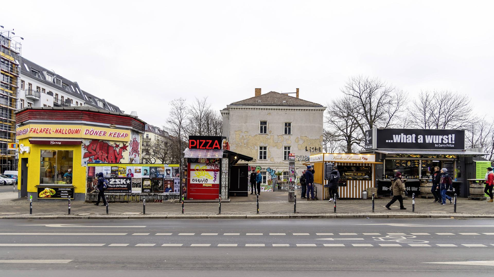 Drei Restaurants in Berlin: Eine Döner-, Pizza- und Currywurstbude. Drei Restaurants in Berlin: Eine Döner-, Pizza- und Currywurstbude.
