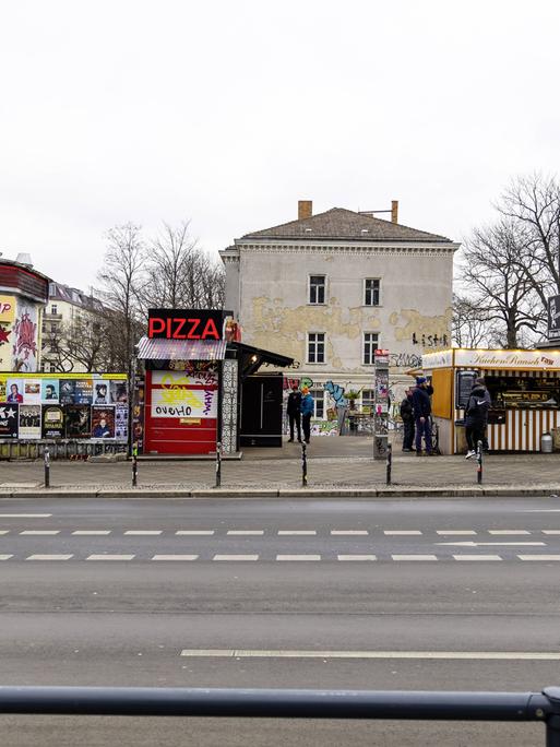 Drei Restaurants in Berlin: Eine Döner-, Pizza- und Currywurstbude.