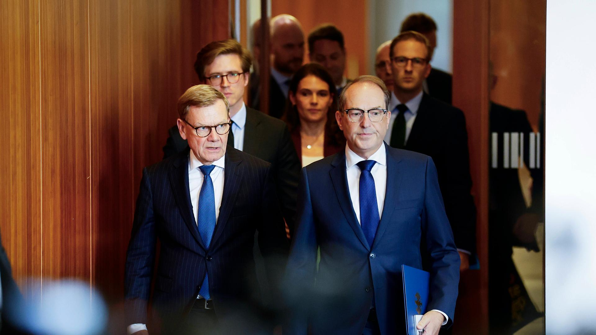 Vor einem Pressestatement kommen Johann Wadephul (l.), Bundesaußenminister, und Alexander Dobrindt, Bundesinnenminister, in den Raum hinein. Es geht um die Drohnenattacke am Flughafen von Leipzig.