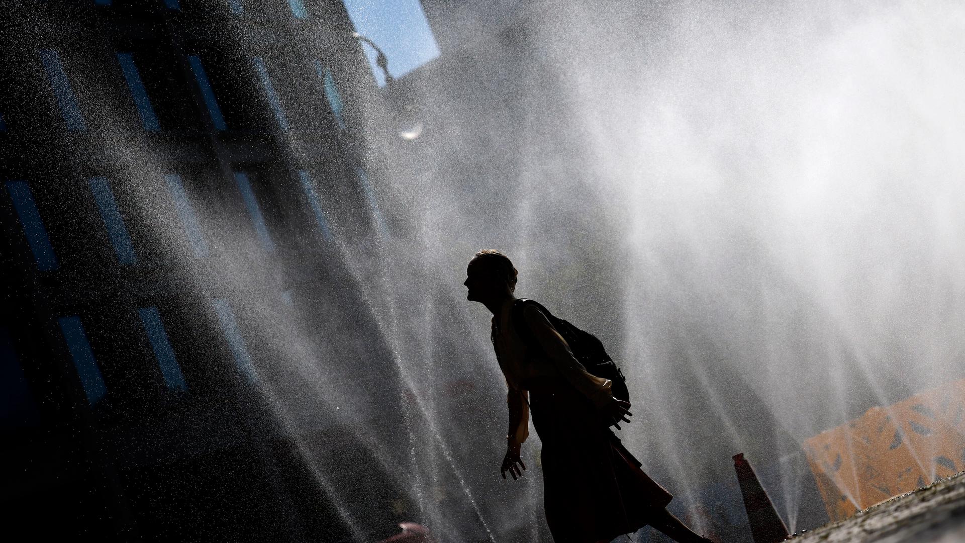 Ein Mensch vor einem Springbrunnen Ein Mensch vor einem Springbrunnen