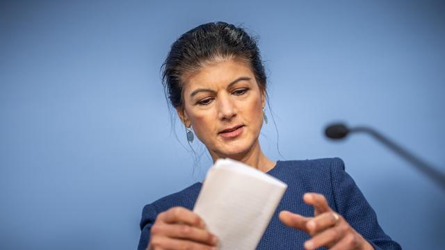Sahra Wagenknecht faltet einen Zettel zusammen