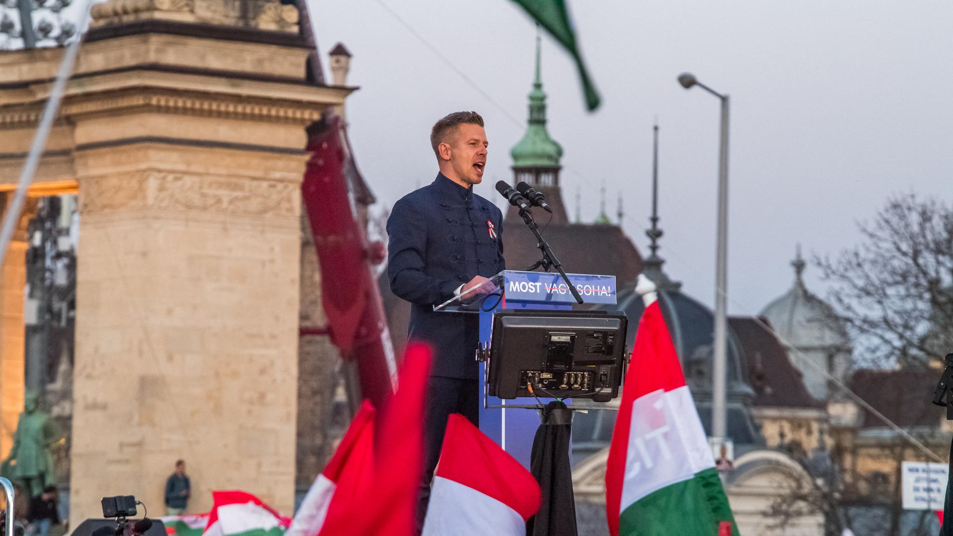 Der ungarische Oppositionsführer und Präsident der Tisza-Partei (Respekt und Freiheit), Peter Magyar, spricht bei einer Wahlkampfveranstaltung. Vor stehen Menschen mit ungarischen Flaggen (Budapest, 15.03.2026) Der ungarische Oppositionsführer und Präsident der Tisza-Partei (Respekt und Freiheit), Peter Magyar, spricht bei einer Wahlkampfveranstaltung. Vor stehen Menschen mit ungarischen Flaggen (Budapest, 15.03.2026)