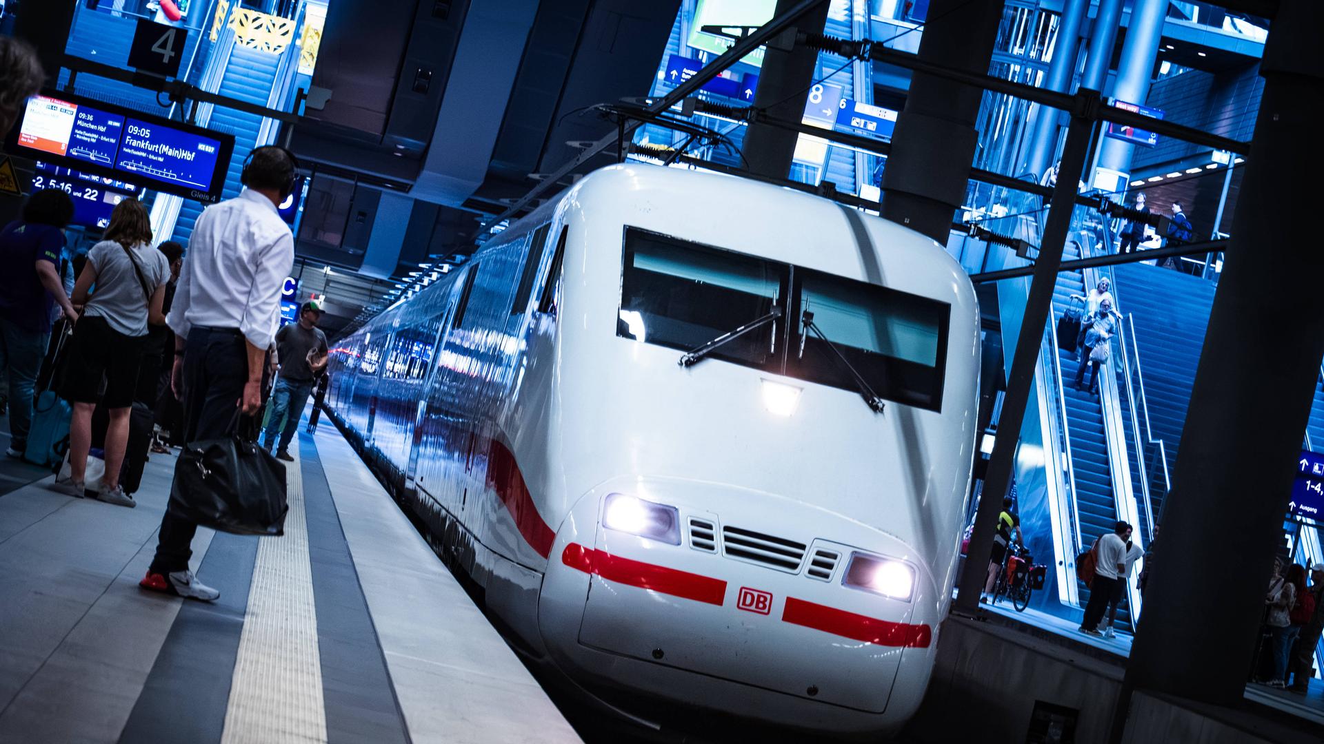 ICE-Zug der Deutschen Bahn, bei seiner Einfahrt am Berliner Hauptbahnhof Berlin Hbf ICE-Zug der Deutschen Bahn, bei seiner Einfahrt am Berliner Hauptbahnhof Berlin Hbf