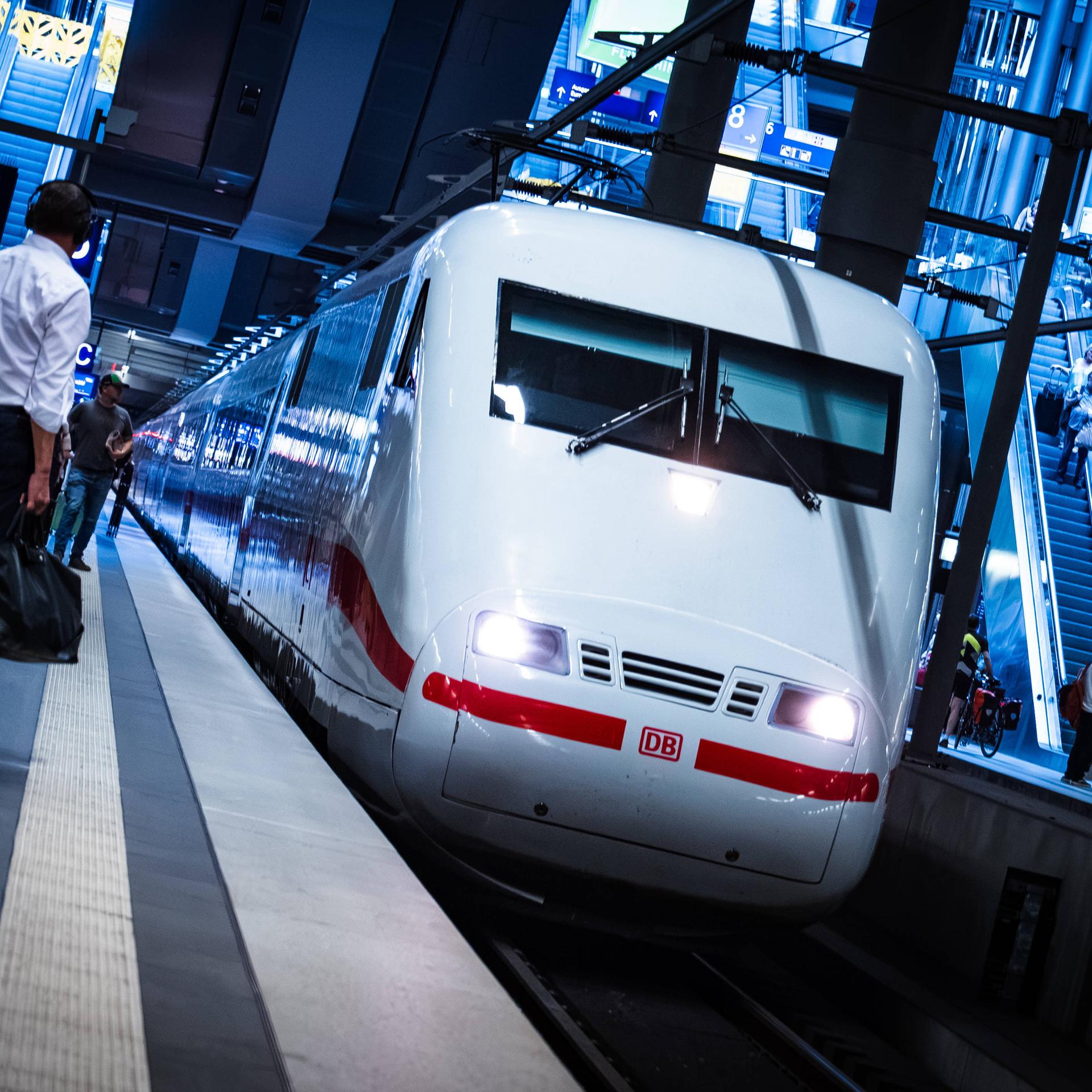 ICE-Zug der Deutschen Bahn, bei seiner Einfahrt am Berliner Hauptbahnhof Berlin Hbf