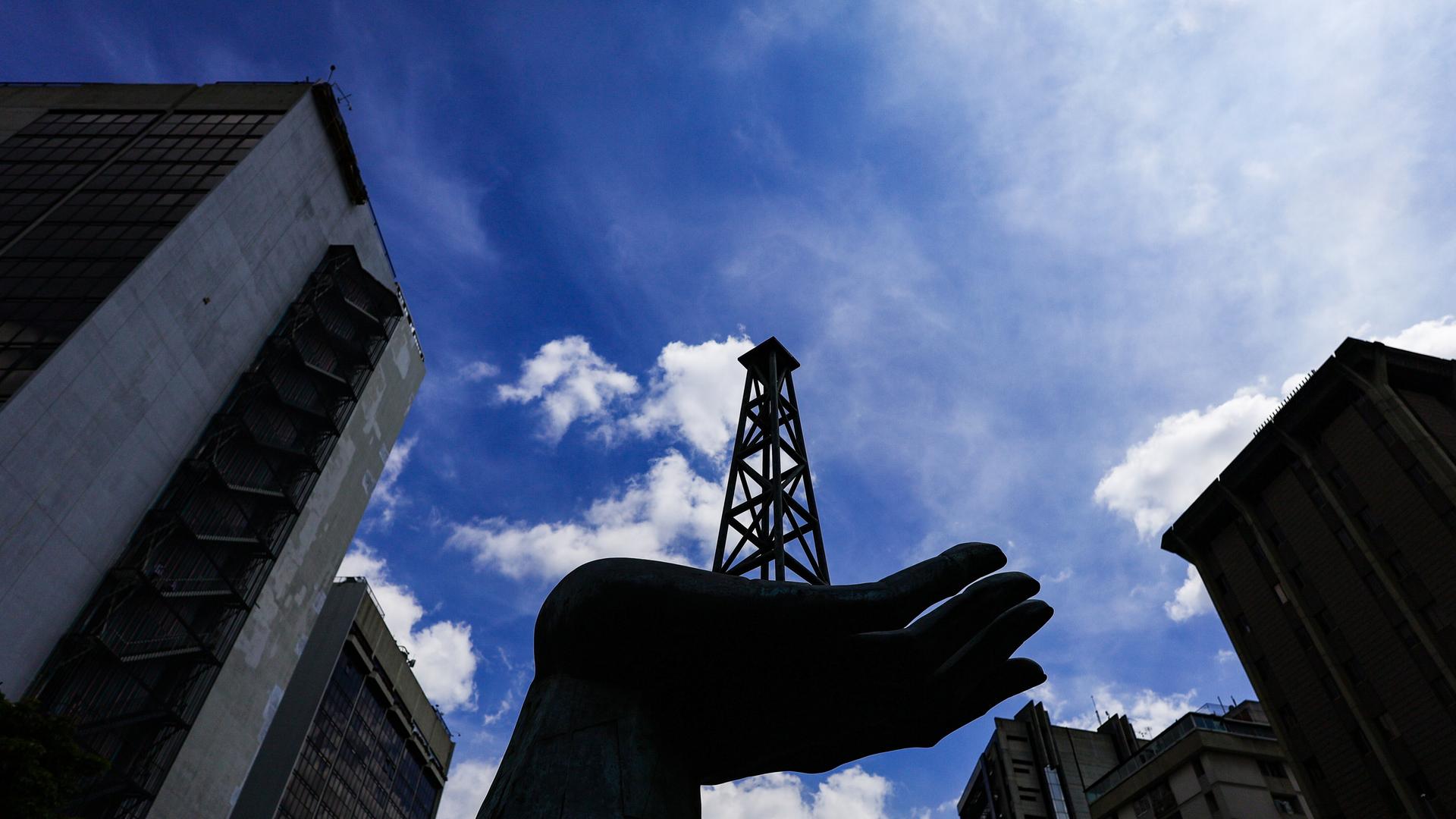 Detail einer Statue zum Thema Erdöl in Caracas, Venezuela; 05.01.2026