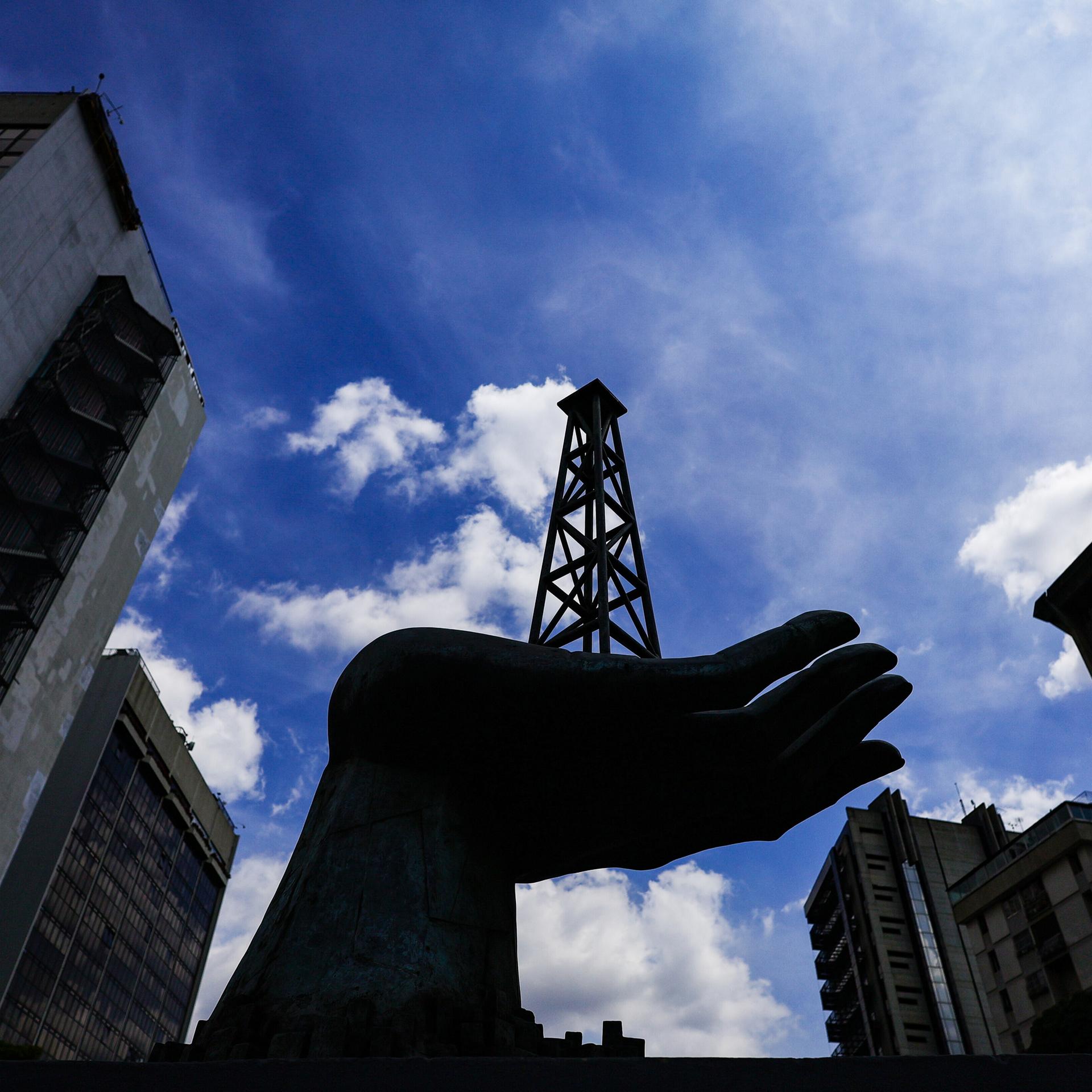 Detail einer Statue zum Thema Erdöl in Caracas, Venezuela; 05.01.2026