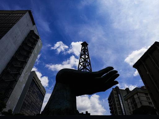 Detail einer Statue zum Thema Erdöl in Caracas, Venezuela; 05.01.2026