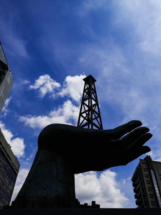 Detail einer Statue zum Thema Erdöl in Caracas, Venezuela; 05.01.2026
