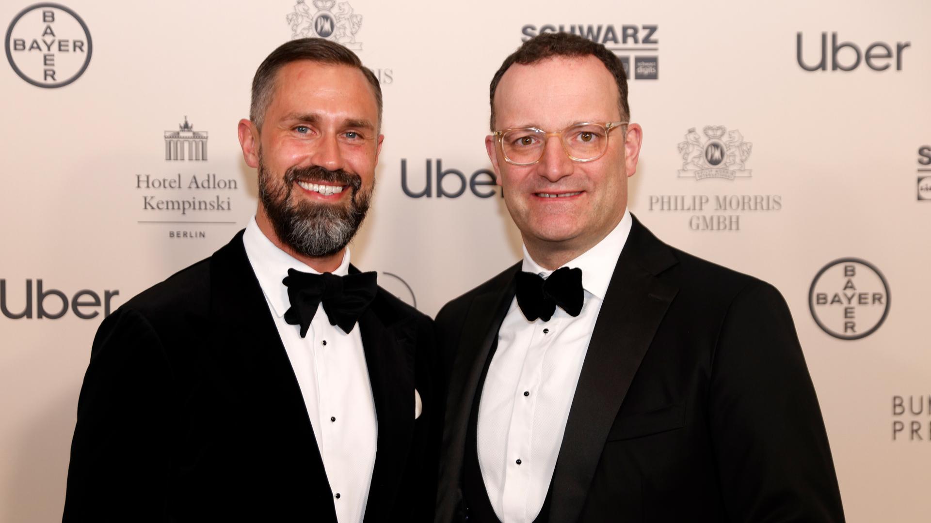 Der CDU-Politiker Jens Spahn und sein Ehe-Mann Daniel Funke. Sie posieren für ein Foto beim Bundes-Presseball. Beide tragen Smoking. Der CDU-Politiker Jens Spahn und sein Ehe-Mann Daniel Funke. Sie posieren für ein Foto beim Bundes-Presseball. Beide tragen Smoking.