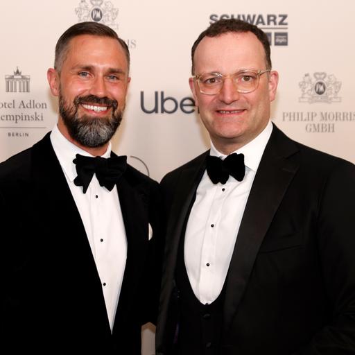 Jens Spahn, Vorsitzender der Fraktion der CDU/CSU im Deutschen Bundestag, steht neben seinem Ehemann Daniel Funke beim Bundespresseball. Beide tragen Smoking (April 2026).