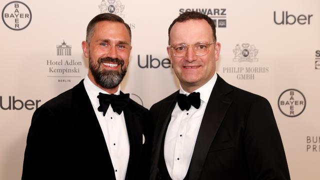 Der CDU-Politiker Jens Spahn und sein Ehe-Mann Daniel Funke. Sie posieren für ein Foto beim Bundes-Presseball. Beide tragen Smoking.