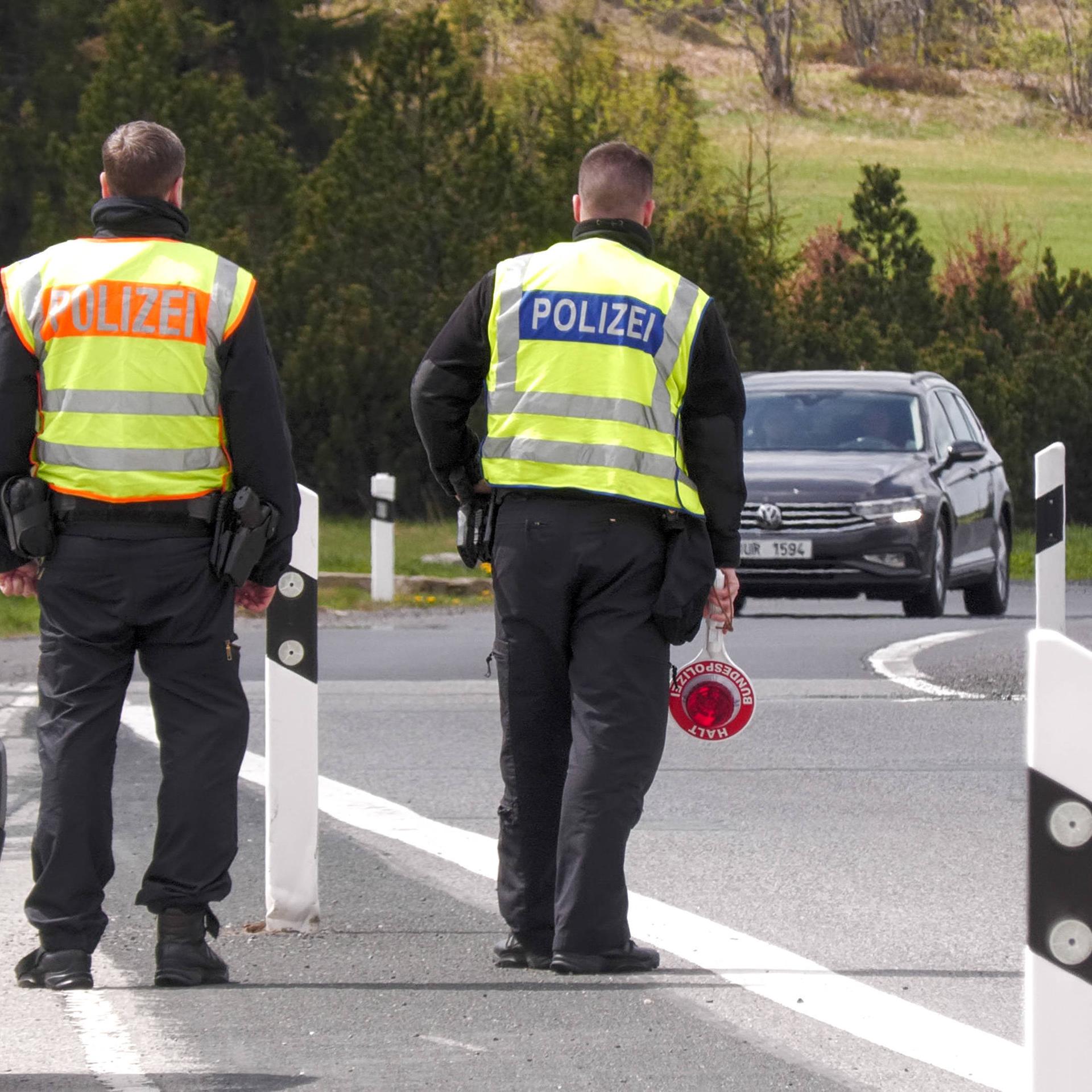 Zwei Polizisten bei der Grenzkontrolle