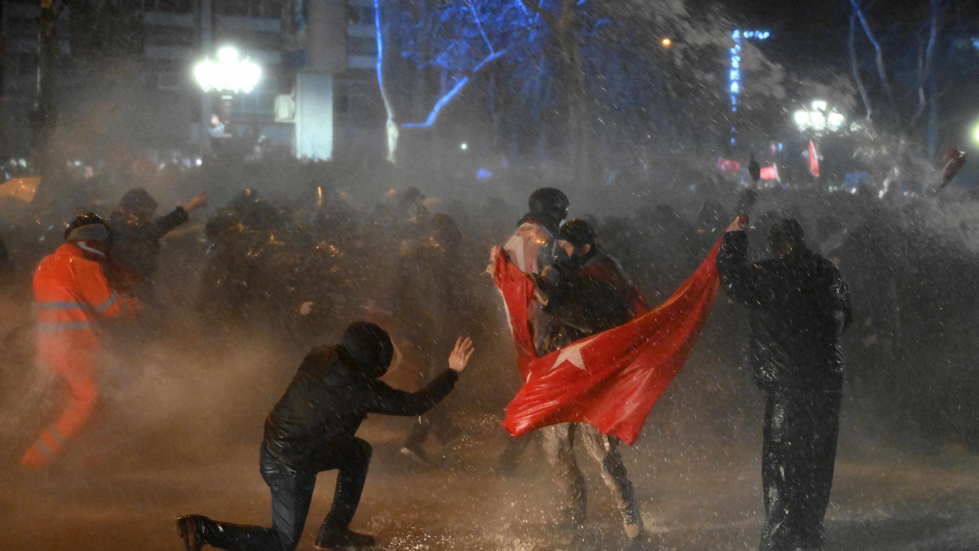 Polizei geht im Güvenpark in Ankara mit Wasserwerfern gegen Demonstranten mit Türkei-Flagge vor (25.03.2025)
