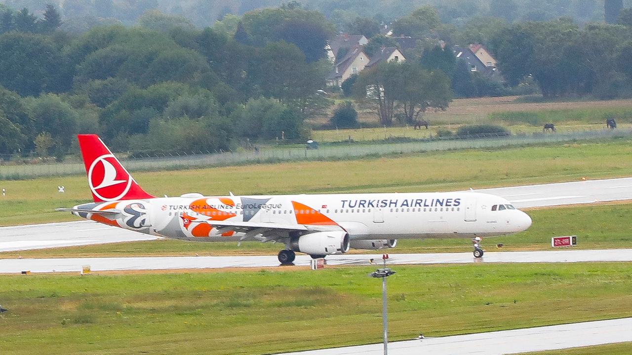 Landung von einem Flugzeug der Turkish Airlines mit Afghanen in Hannover.
