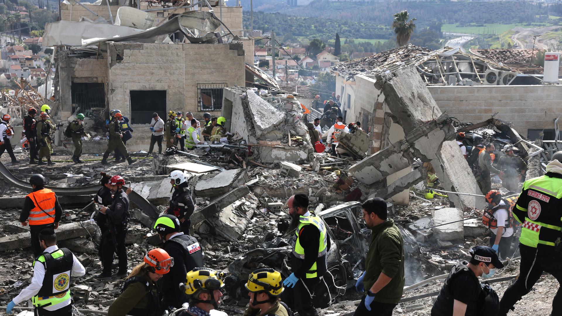 Einsatzkräfte des israelischen Rettungsdienstes untersuchen am 1. März 2026 den Ort eines Raketenangriffs in der Nähe von Bet Schemesch, etwa 30 Kilometer westlich von Jerusalem.