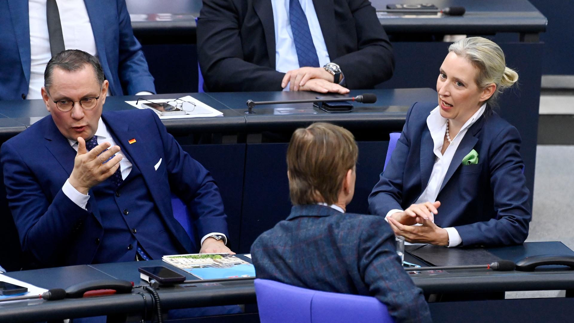 Tino Chrupalla, Bernd Baumann und Alice Weidel im Bundestag