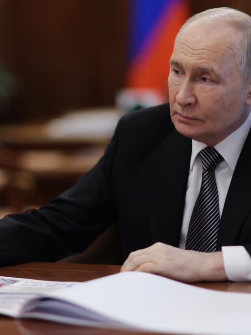 Russlands Präsident Vladimir Putin bei einem Treffen mit dem Gouverneur der Region Kursk Alexander Khinshtein im Kreml (Moskau, 20.06.2026) Russlands Präsident Vladimir Putin bei einem Treffen mit dem Gouverneur der Region Kursk Alexander Khinshtein im Kreml (Moskau, 20.06.2026)