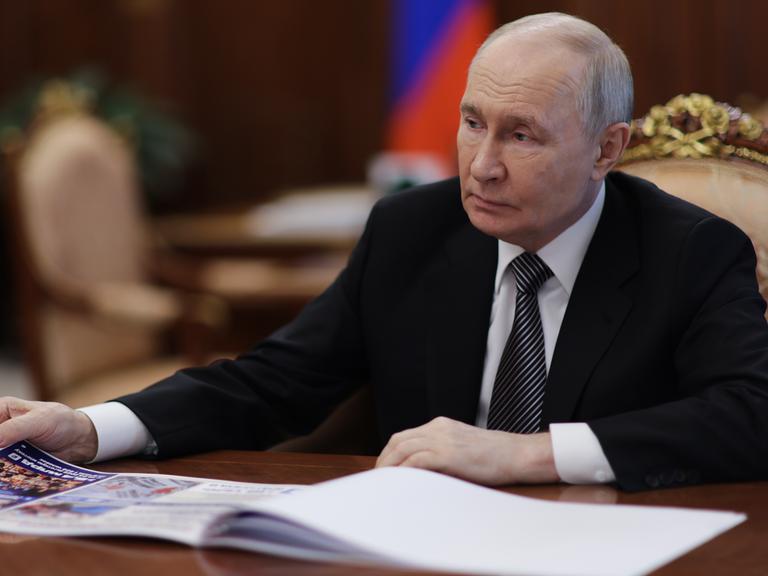 Russlands Präsident Vladimir Putin bei einem Treffen mit dem Gouverneur der Region Kursk Alexander Khinshtein im Kreml (Moskau, 20.06.2026) Russlands Präsident Vladimir Putin bei einem Treffen mit dem Gouverneur der Region Kursk Alexander Khinshtein im Kreml (Moskau, 20.06.2026)