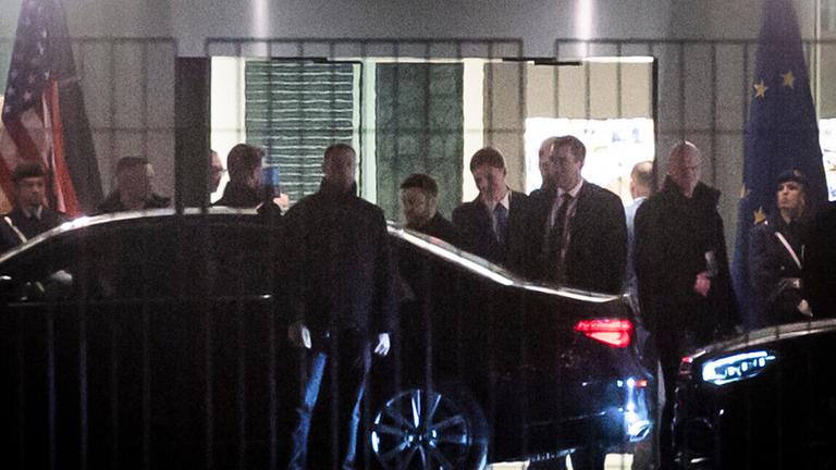 Wolodymyr Selenskyj (M), Präsident der Ukraine, verlässt das Bundeskanzleramt. Im Kanzleramt beraten der ukrainische Präsident Selenskyj, seine Unterhändler und die US-Delegation zunächst unter sich über das weitere Vorgehen in den Verhandlungen über… Wolodymyr Selenskyj (M), Präsident der Ukraine, verlässt das Bundeskanzleramt. Im Kanzleramt beraten der ukrainische Präsident Selenskyj, seine Unterhändler und die US-Delegation zunächst unter sich über das weitere Vorgehen in den Verhandlungen über…