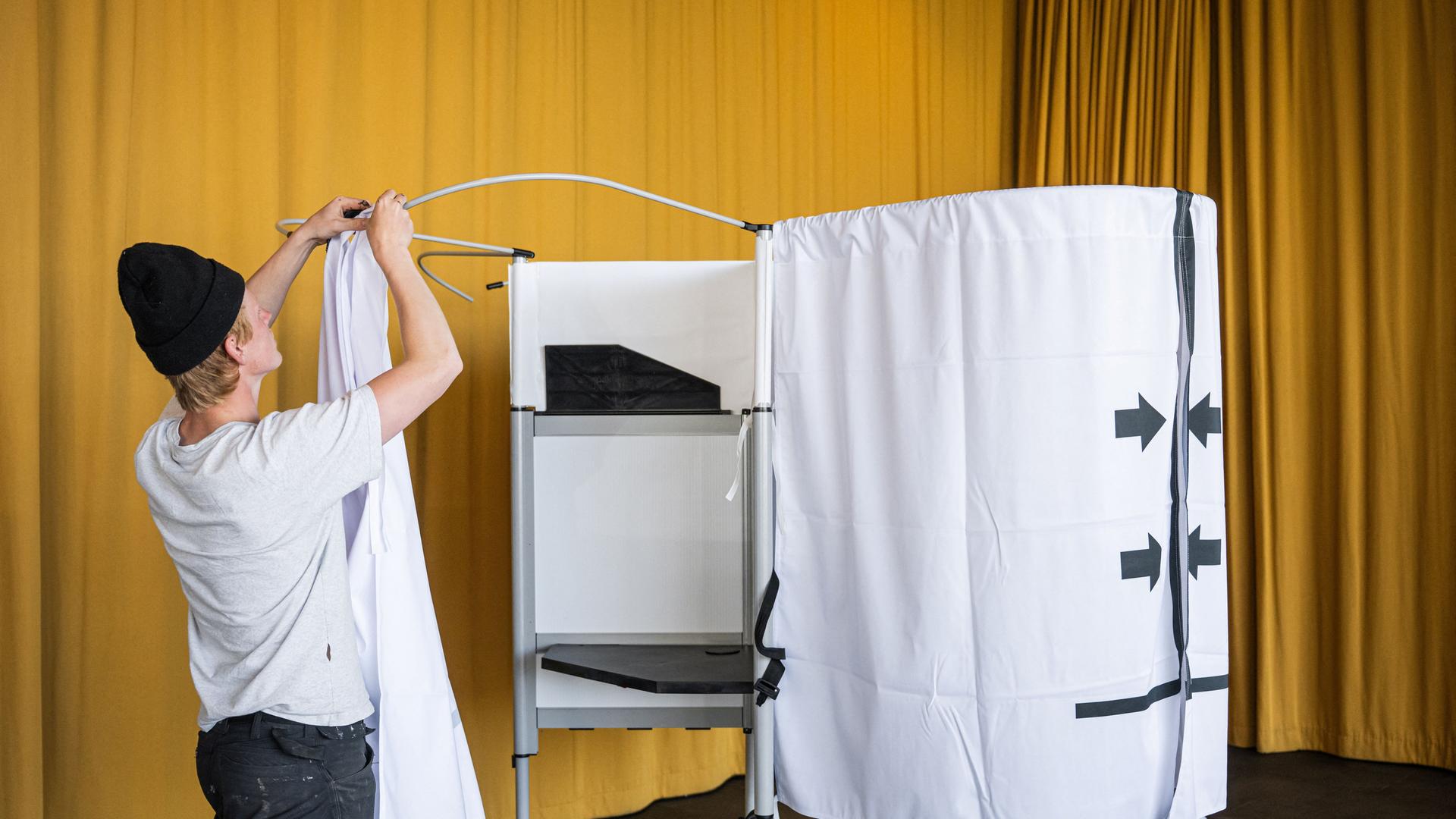 Ein Mann stellt im Rathaus von Reykjavík eine Wahlkabine auf (Island, 27.08. 2026) Ein Mann stellt im Rathaus von Reykjavík eine Wahlkabine auf (Island, 27.08. 2026)