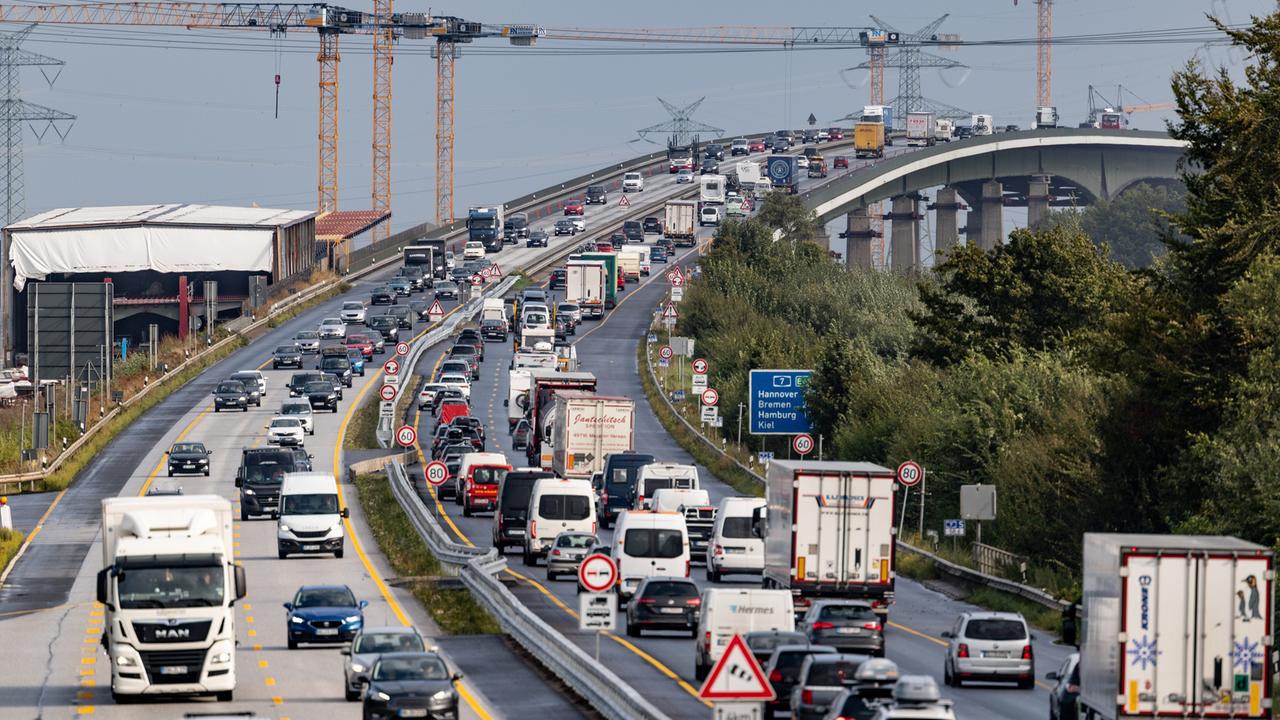Fahrzeuge stauen sich vor der Rader Hochbrücke auf der Autobahn 7 in Richtung Süden (23.08.2024)