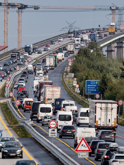 Fahrzeuge stauen sich vor der Rader Hochbrücke auf der Autobahn 7 in Richtung Süden (23.08.2024)
