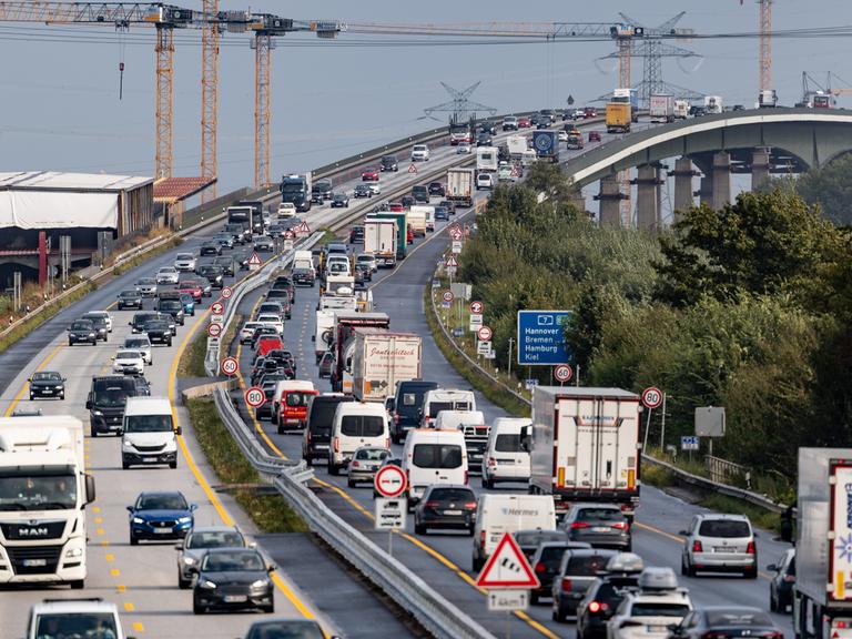 Fahrzeuge stauen sich vor der Rader Hochbrücke auf der Autobahn 7 in Richtung Süden (23.08.2024)