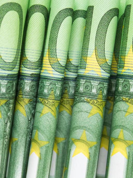 Mehrere gerollte 100-Euro-Scheine