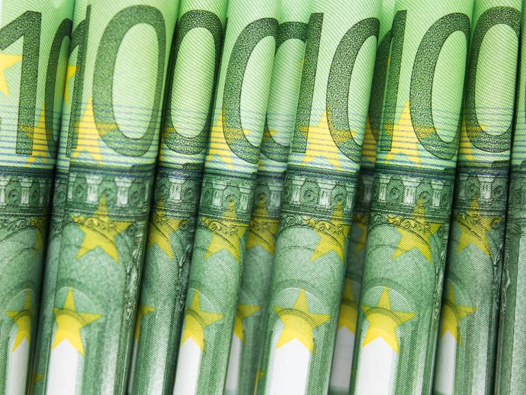 Mehrere gerollte 100-Euro-Scheine