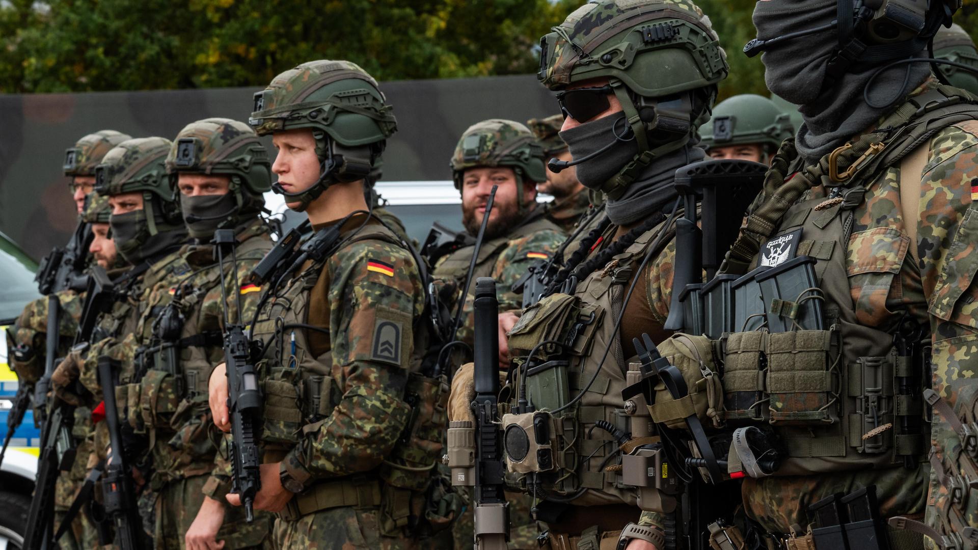 Gemeinsame Einsatzübung der Bayerischen Polizei und der Deutschen Bundeswehr RoadTEX 2025 (Übung Anschlag im Verkehrsraum). Bundeswehrsoldaten in Flecktarn und Gefechtsausrüstung; 09.10.2025