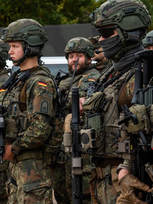 Gemeinsame Einsatzübung der Bayerischen Polizei und der Deutschen Bundeswehr RoadTEX 2025 (Übung Anschlag im Verkehrsraum). Bundeswehrsoldaten in Flecktarn und Gefechtsausrüstung; 09.10.2025