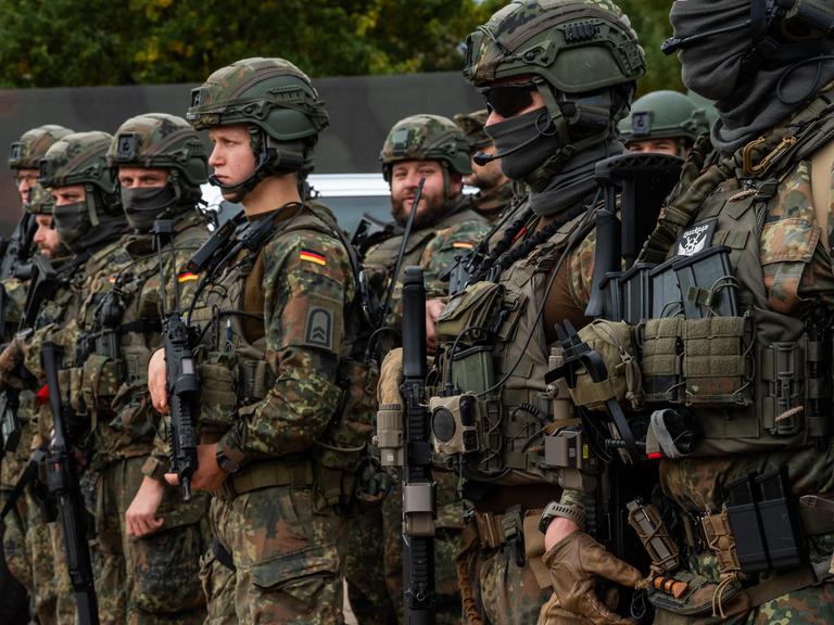 Gemeinsame Einsatzübung der Bayerischen Polizei und der Deutschen Bundeswehr RoadTEX 2025 (Übung Anschlag im Verkehrsraum). Bundeswehrsoldaten in Flecktarn und Gefechtsausrüstung; 09.10.2025