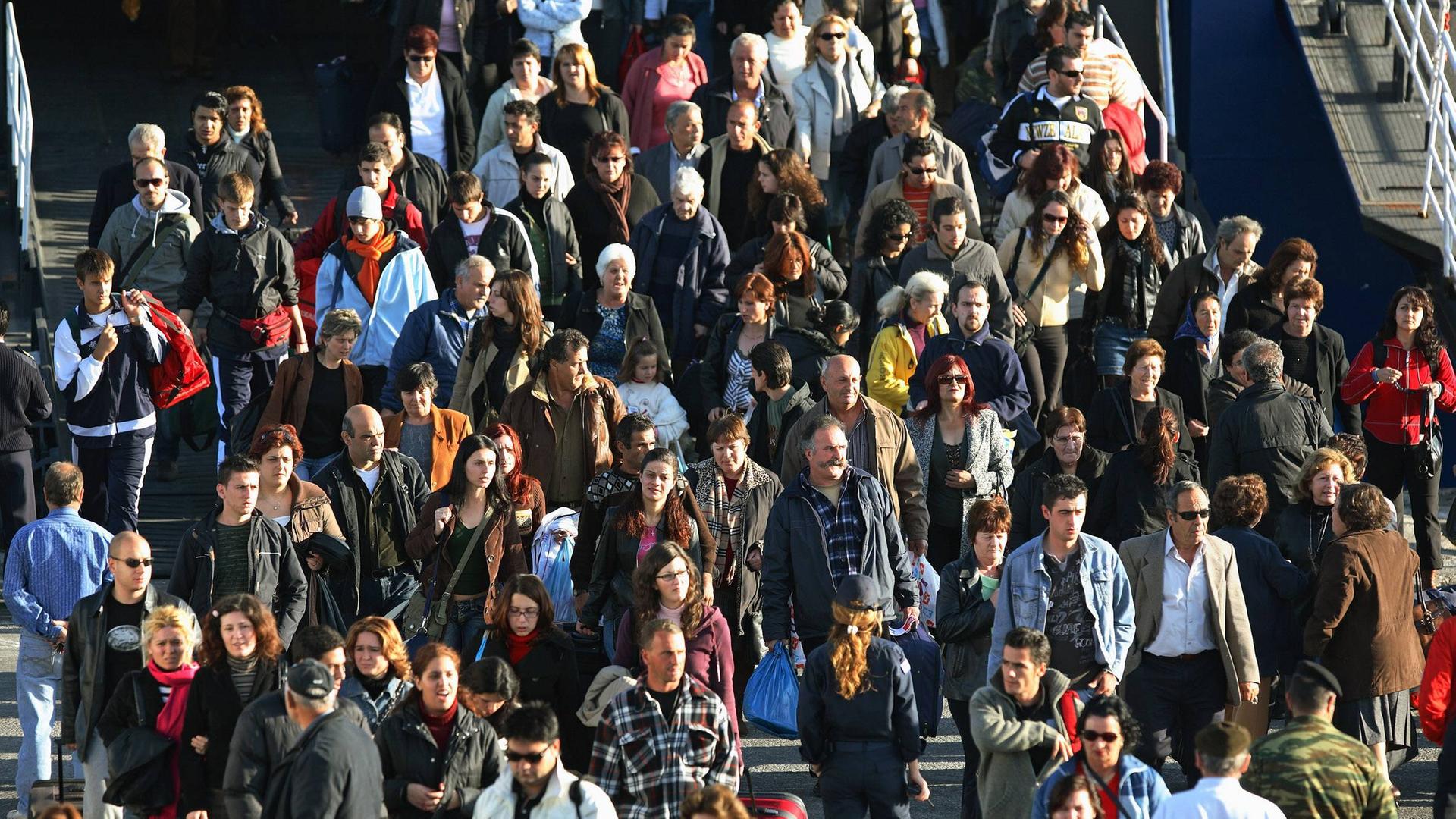 Eine Menschenmenge auf Rhodos, Griechenland (Symbolfoto)