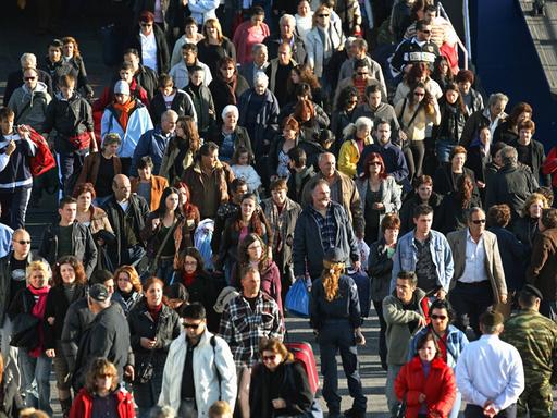 Eine Menschenmenge auf Rhodos, Griechenland (Symbolfoto)