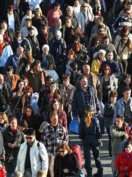 Eine Menschenmenge auf Rhodos, Griechenland (Symbolfoto)
