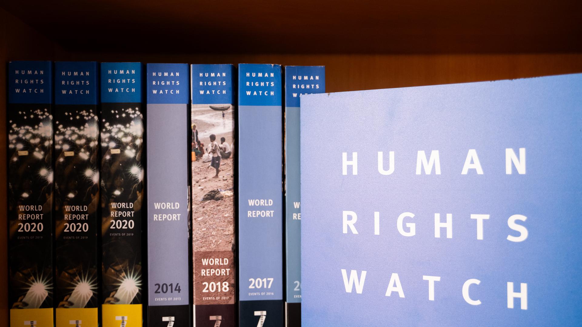 Das Logo der NGO Human Rights Watch. Links daneben stehen jährliche Berichte der Organisation.