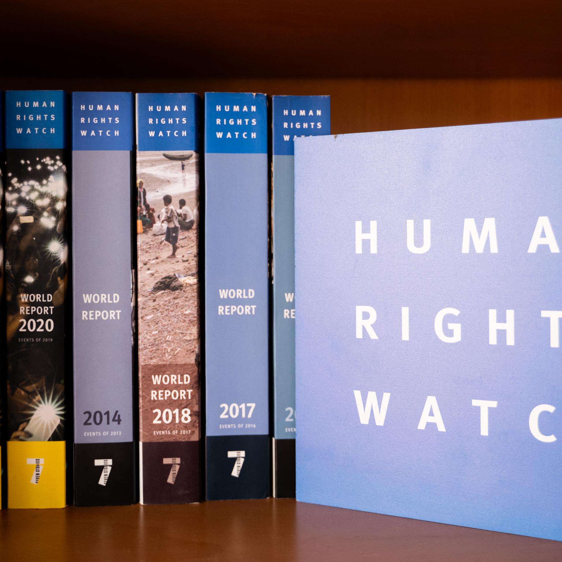 Das Logo der NGO Human Rights Watch. Links daneben stehen jährliche Berichte der Organisation.
