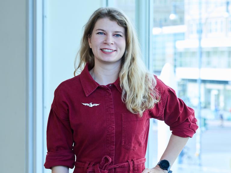 Rabea Rogge, Astronautin, erste deutsche Frau im All, steht beim Weltraumkongress "NewSpace. Aufbruch in die industrielle Zukunft" im Berliner Congress Center (BCC).