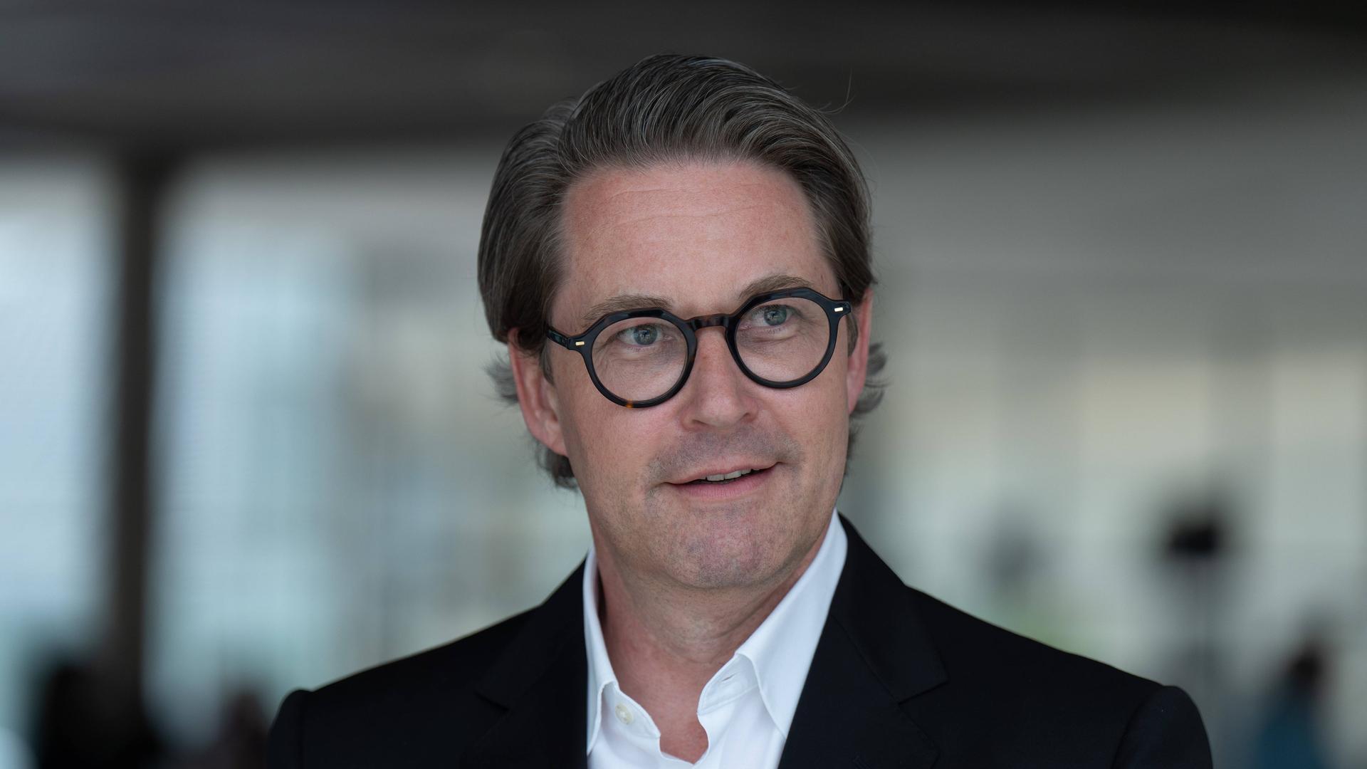 Der ehemalige Verkehrsminister Andreas Scheuer (CSU) trägt eine schwarz umrandete Brille, ein weißes Hemd, schwarzes Jacket und blickt freundlich in die Kamera. Der ehemalige Verkehrsminister Andreas Scheuer (CSU) trägt eine schwarz umrandete Brille, ein weißes Hemd, schwarzes Jacket und blickt freundlich in die Kamera.