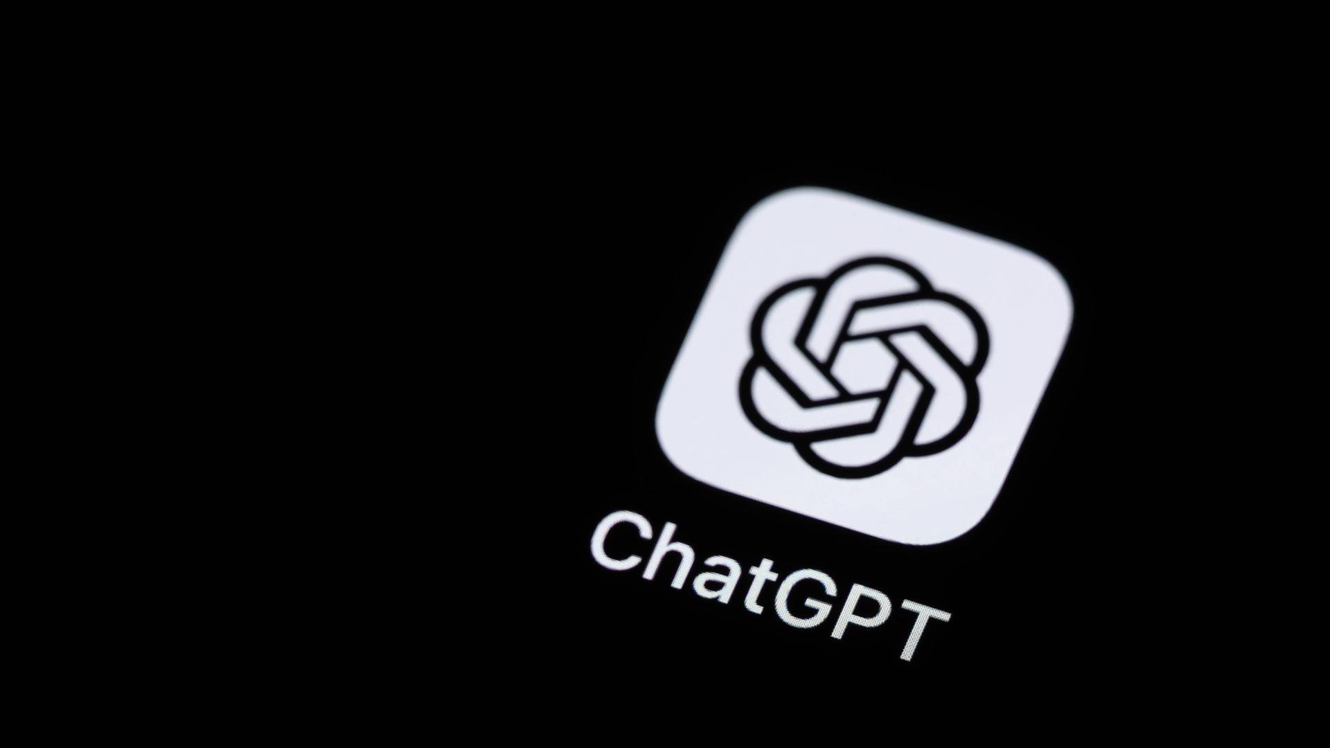 Auf einem Handybildschirm ist sieht man das Logo der App "Chat GPT".