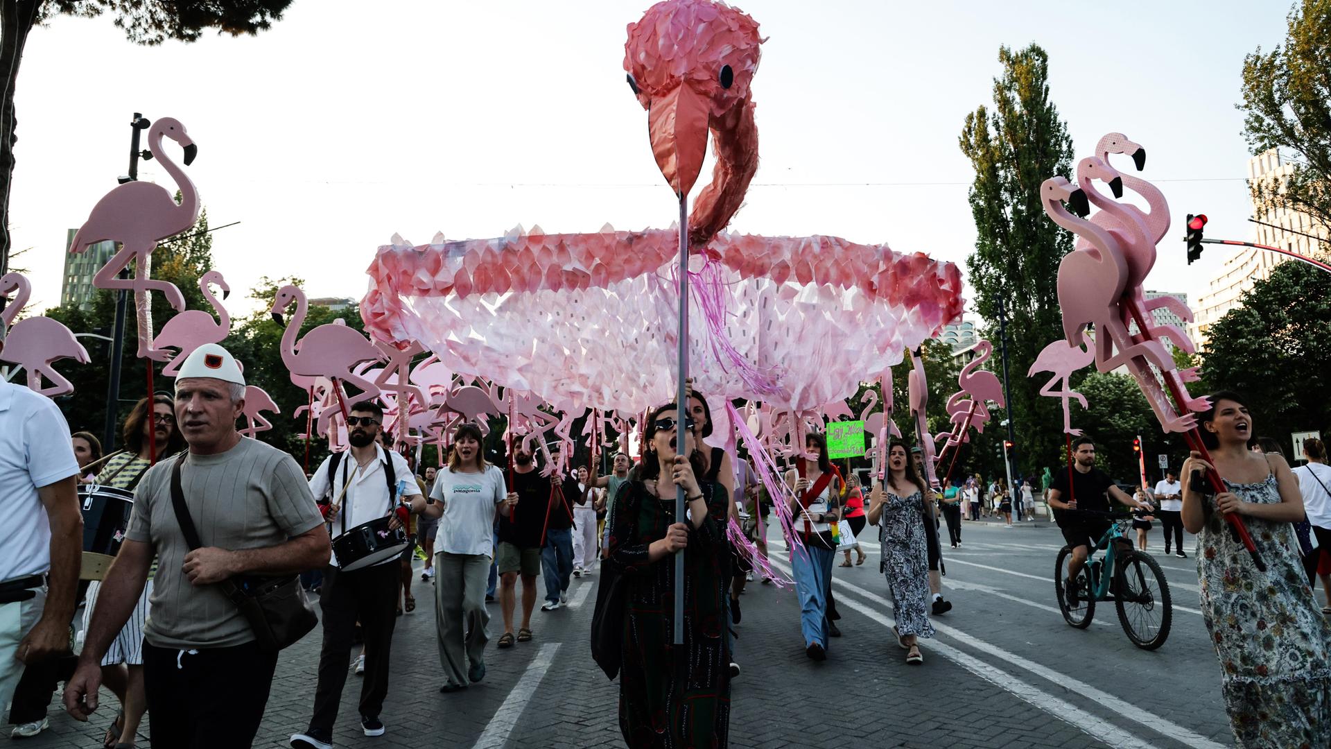 Ursprünglich ging es gegen ein Tourismusprojekt: Protestierende in der albanischen Hauptstadt Tirana am 17. June 2026.