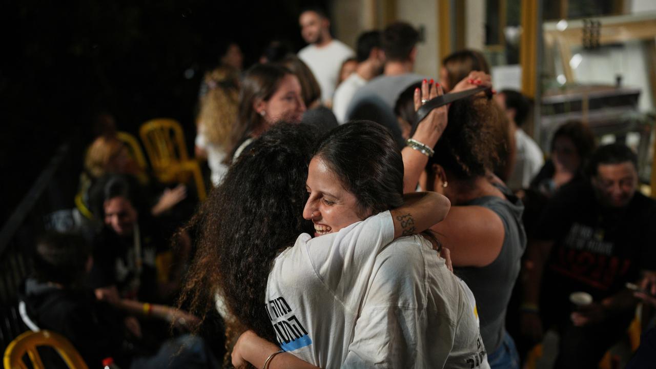 Verwandte und Angehörige israelischer Hamas-Geiseln feiern in der Nacht in Tel Aviv die Einigung zwischen der Hamas und Israel Verwandte und Angehörige israelischer Hamas-Geiseln feiern in der Nacht in Tel Aviv die Einigung zwischen der Hamas und Israel