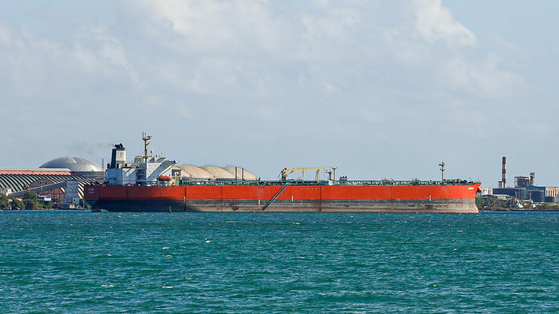 Diese Aufnahme zeigt ein Tankerschiff im Supertankerstützpunkt im Industriegebiet des Hafens von Matanzas, Kuba, am 30. März 2026.